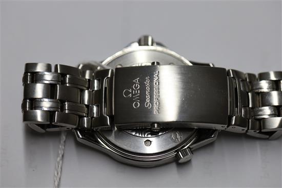 A gentlemans 2004 stainless steel Omega Seamaster Professional Chronometer automatic wrist watch,